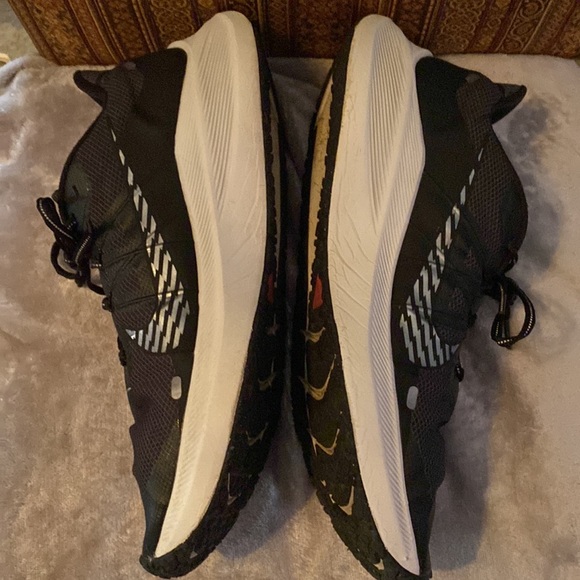 Nike run shield men’s shoes. - Picture 2 of 7